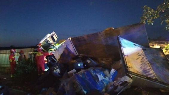 Interventie de descarcerare a unei persoane in urma rasturnarii unui TIR | imaginea 1