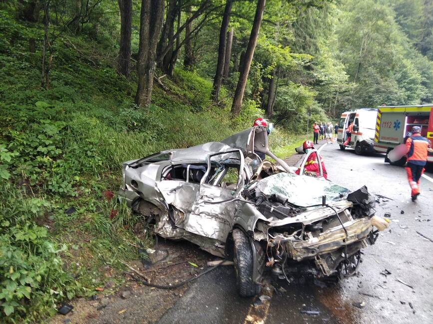 Multiple victime in urma coliziunii dintre un autoturism si un TIR | imaginea 1