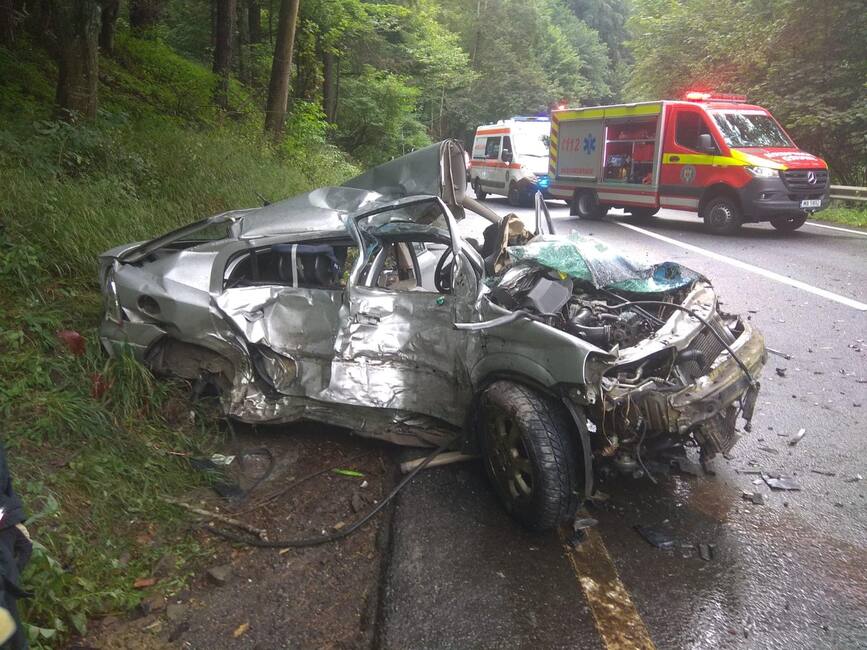 Multiple victime in urma coliziunii dintre un autoturism si un TIR | imaginea 2