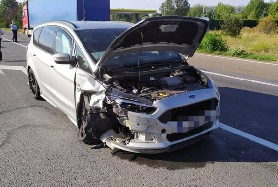 Tanara cu muliple traumatisme in urma impactului dintre doua autoturisme | imaginea 1