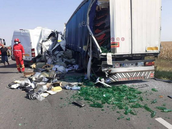 4 victime rezultate in urma impactului dintre o autoutilitara si un TIR | imaginea 1