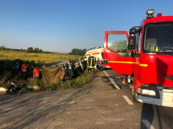 8 victime rezultate in urma coliziunii dintre un autoturism o ambulanta si o autoutilitara | imaginea 1