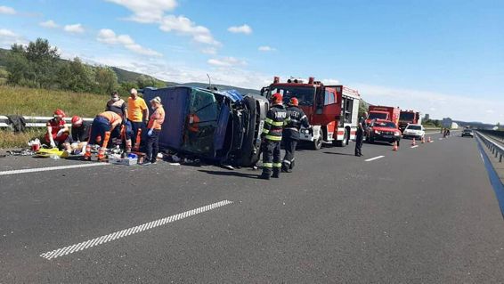 Accident mortal in urma rasturnarii unui microbuz | imaginea 1