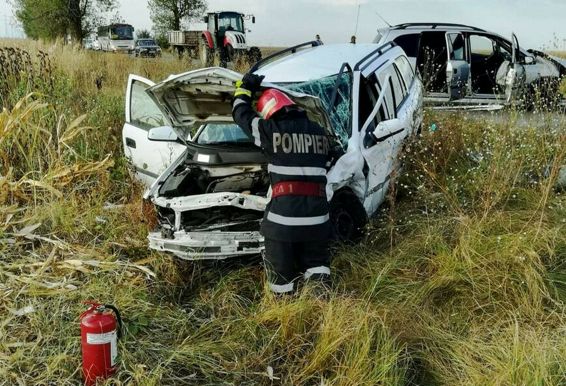 Au intervenit pentru salvarea a trei persoane cu multiple traumatisme | imaginea 1