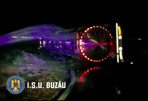 Autocisterna rasturnata cu pericol de explozie si intoxicare | imaginea 1