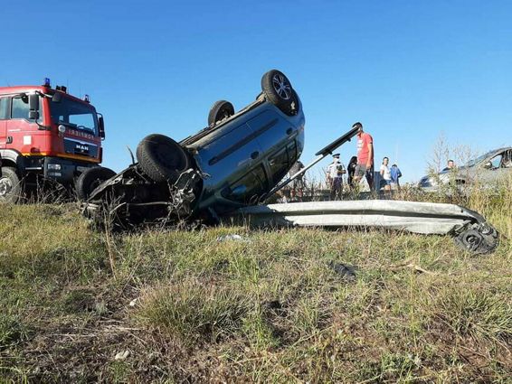 Autoturism rasturnat in afara partii carosabile | imaginea 1
