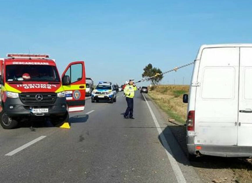 Cal extras de sub un microbuz  in urma unui accident rutier | imaginea 1