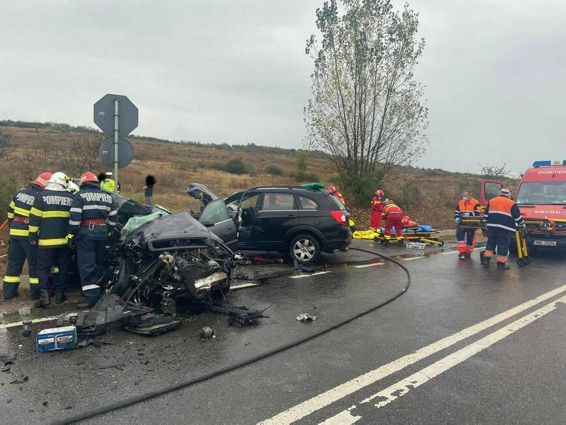 Cinci persoane ranite in urma coliziunii dintre doua autoturisme | imaginea 1