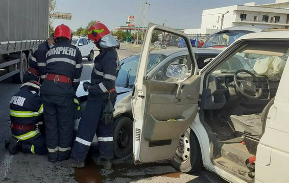 Impact intre doua autoturisme 4 victime neincarcerate | imaginea 1