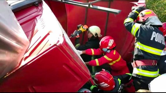 Misiune dificila pentru salvarea victimelor unui accident rutier | imaginea 1