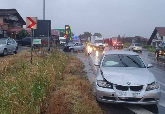 Trei autoturisme un autotren si 5 persoane implicate intr un accident | imaginea 1