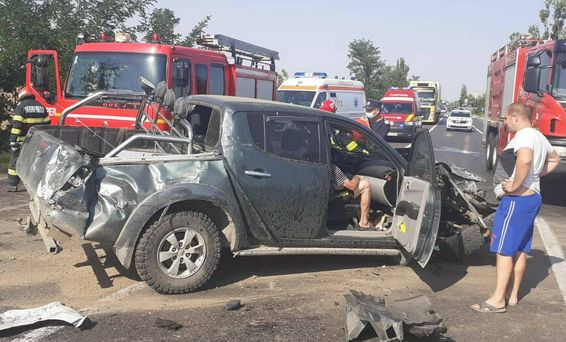 Un autoturism un microbuz si 9 persoane implicati intr un accident rutier | imaginea 1