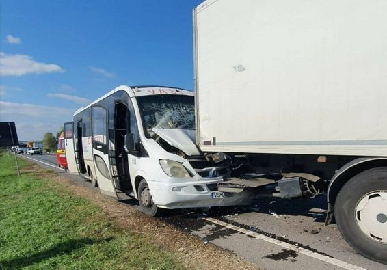 Accident rutier produs intre un microbuz si un TIR | imaginea 1