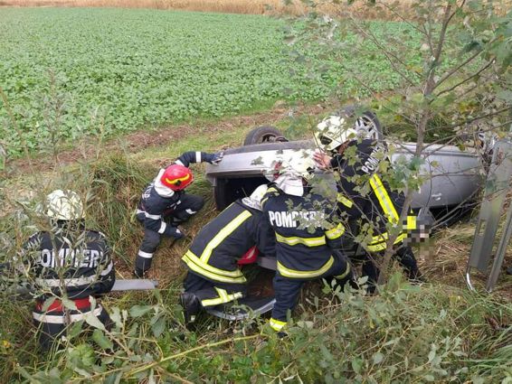 Autotuturism rasturnat in afara partii carosabile cu o victima decedata | imaginea 1
