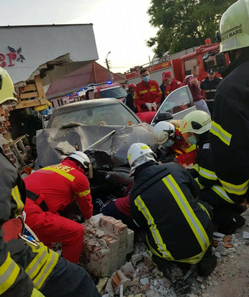 Femeie prinsa intre autoturism si un zid  in urma unui accident rutier | imaginea 1