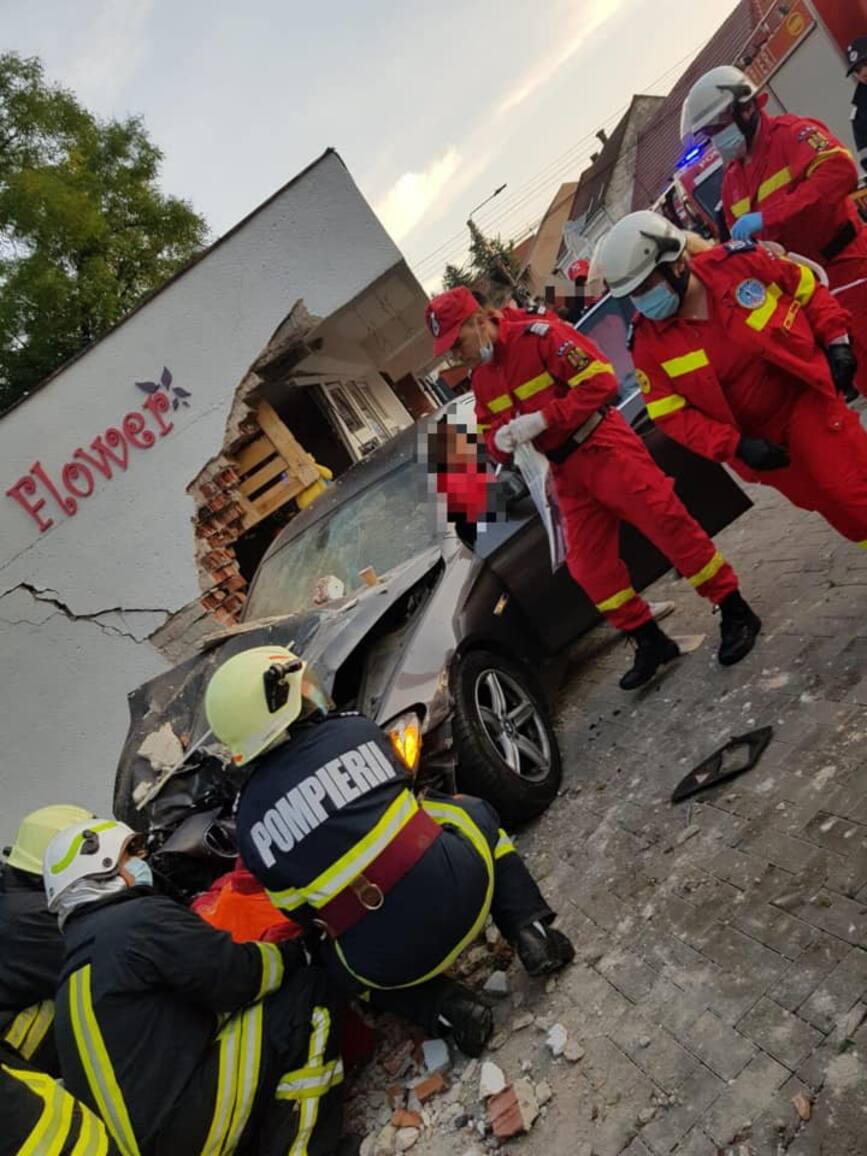 Femeie prinsa intre autoturism si un zid  in urma unui accident rutier | imaginea 2