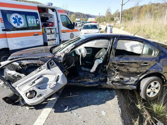 Impact devastator intre un autoturism o autoutilitara si un TIR | imaginea 1