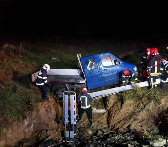 Interventie dificila pentru salvarea victimelor unui accident rutier | imaginea 1