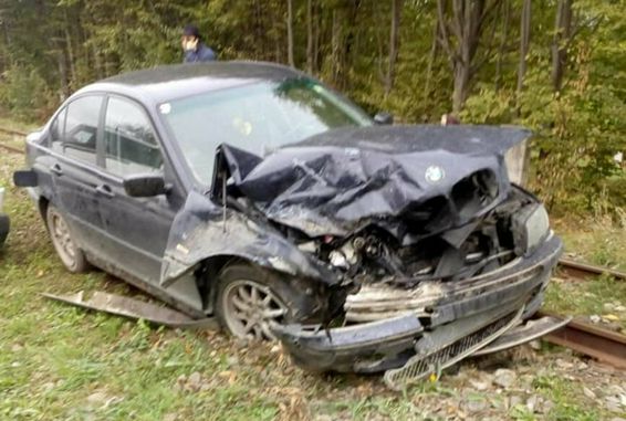 Masina ricosata pe calea ferata in urma impactului cu un alt autovehicul | imaginea 1