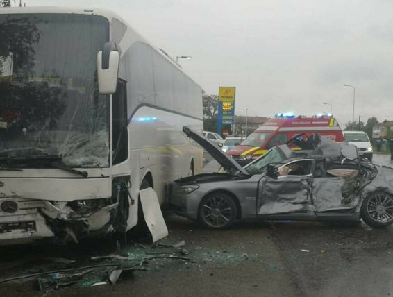 Soferul unui autoturism descarcerat in urma impactului cu un autocar | imaginea 1