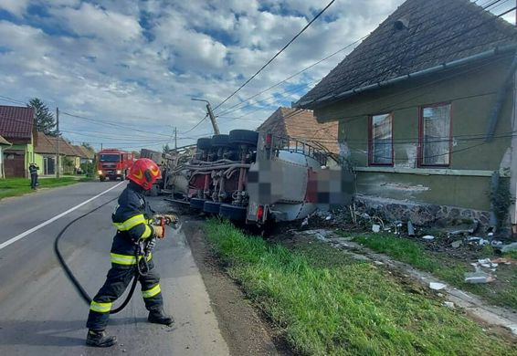 Un TIR a acrosat o casa un bransament de gaz si un stalp de electricitate | imaginea 1