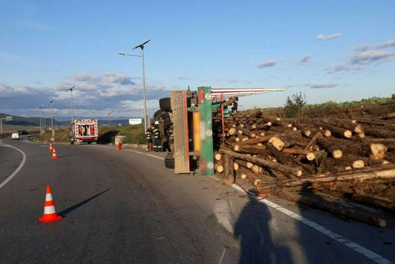 Un TIR incarcat cu busteni s a rasturnat pe soseaua de centura a orasului Suceava | imaginea 1