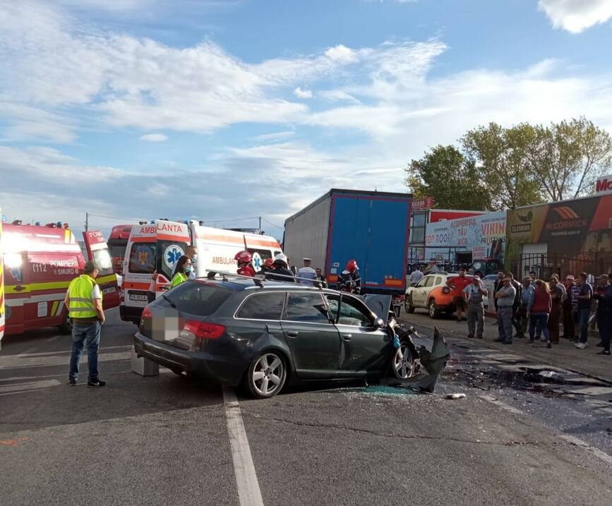 Victima ramasa blocata in masina  in urma impactului cu un camion | imaginea 1