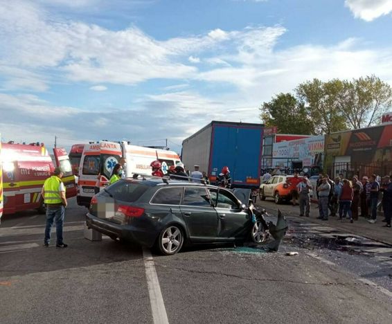 Victima ramasa blocata in masina in urma impactului cu un camion | imaginea 1