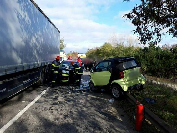 7 persoane implicate intr un accident intre doua autoturisme si un autocamion | imaginea 1