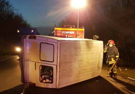 Accident rutier cu doua autoturisme rasturnate si o victima neincarcerata | imaginea 1
