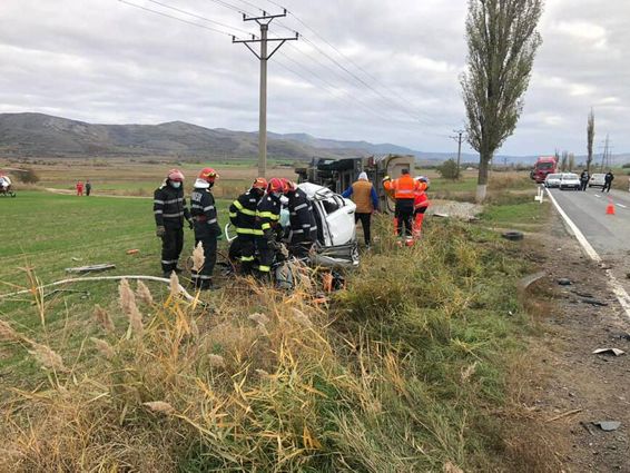 Accident rutier cu o victima decedata si o alta transportata cu elicopterul SMURD | imaginea 1