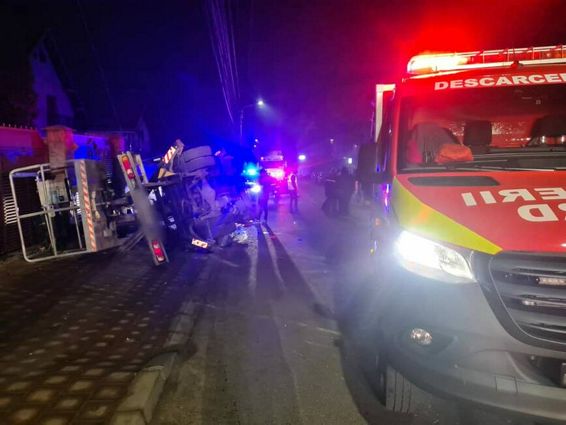 Autocamioneta rasturnata in afara partii carosabile | imaginea 1