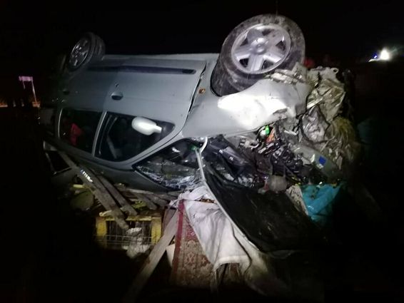 Autoturism rasturnat peste gard minor extras dintre fiarele contorsionate | imaginea 1