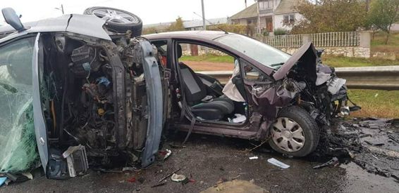 Doua victime incarcerate in urma coliziunii intre doua autoturisme si o autoutilitara | imaginea 1