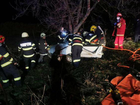 Grav accident rutier in care au fost implicati un autoturism si 3 persoane | imaginea 1