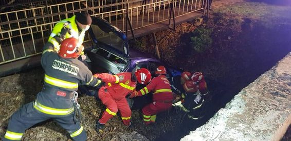 Masina cazuta in albia unui rau dupa ce s a izbit de un cap de pod | imaginea 1