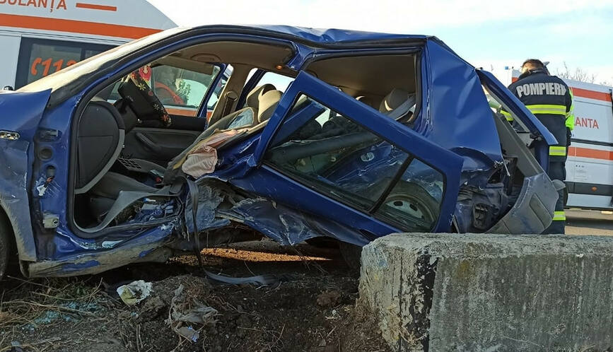 O femeie decedata in urma impactului masinii cu un cap de pod | imaginea 2