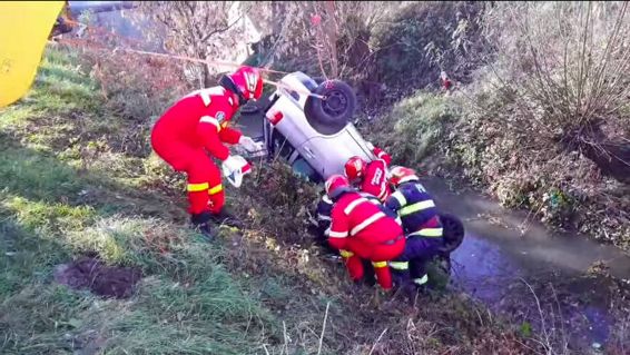 O masina s a rasturnat in albia unui parau iar soferul si a pierdut viata | imaginea 1