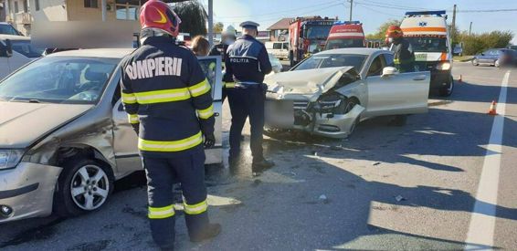 Trei femei si o minora victime intr un accident intre doua masini | imaginea 1