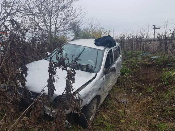 Trei victime dupa ce un autoturism a parasit partea carosabila | imaginea 1