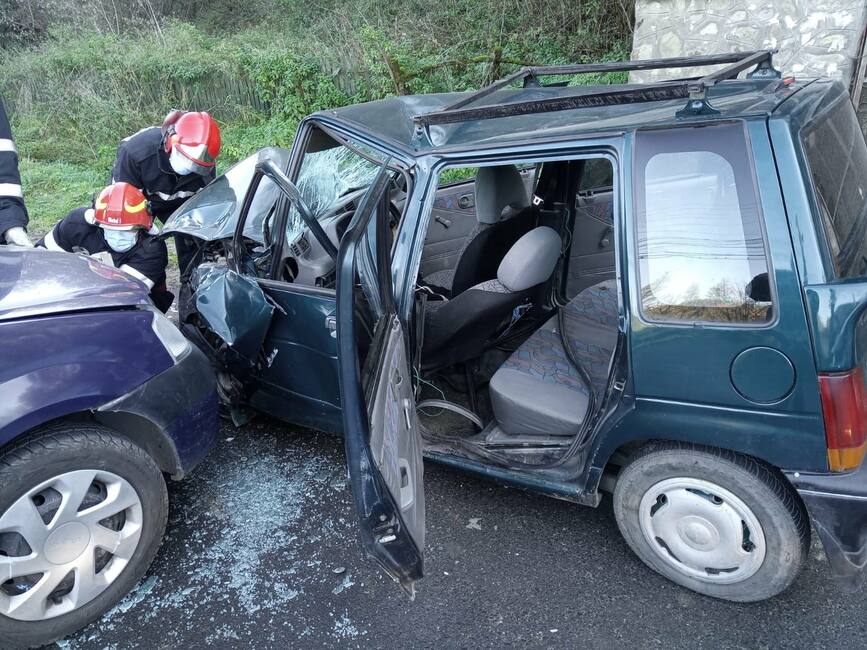 Trei victime rezultate in urma coliziunii dintre doua autovehicule | imaginea 1