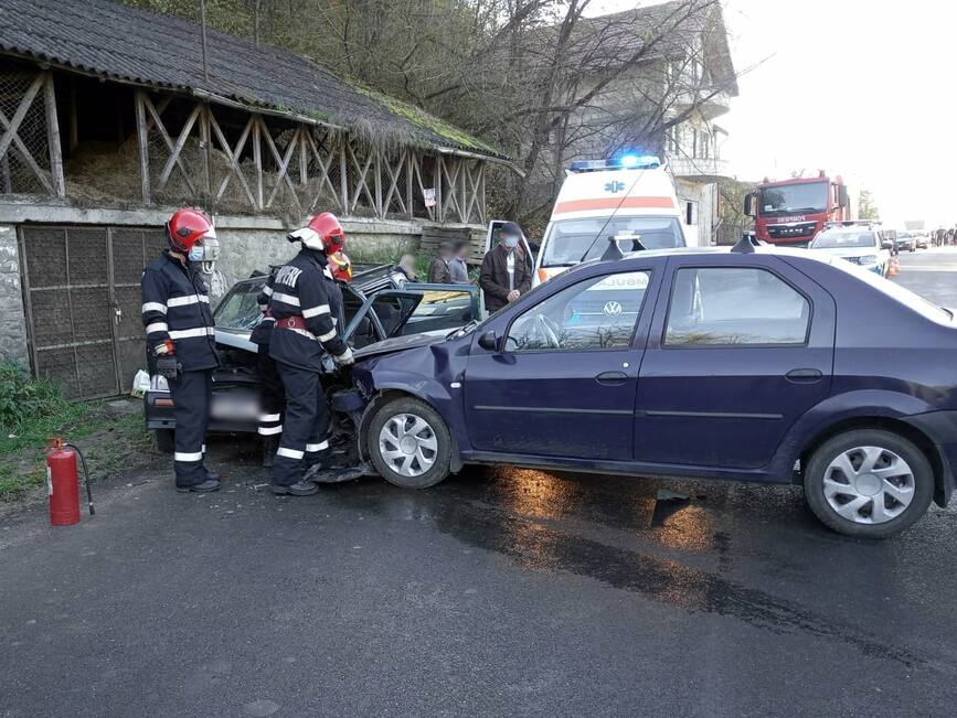 Trei victime rezultate in urma coliziunii dintre doua autovehicule | imaginea 2