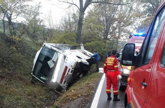 Un autocar cu 13 pasageri s a rasturnat in afara partii carosabile | imaginea 1