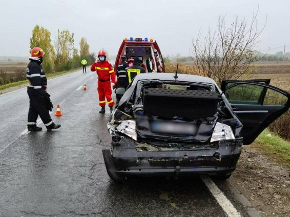 Un autoturism si un autocamion implicate intr un accident rutier | imaginea 1