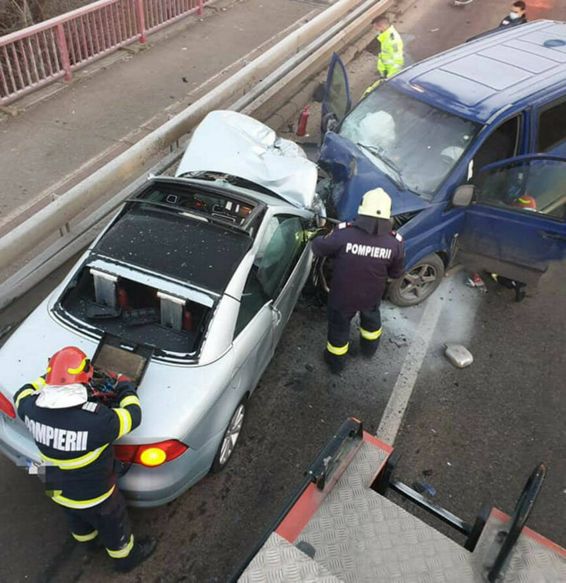 Victima a reusit sa se autoevacueze in urma impactului dintre autoturism si un microbuz | imaginea 1