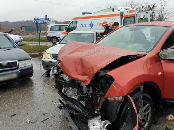Accident rutier soldat cu 3 victime din impactul dintre 3 masini | imaginea 1