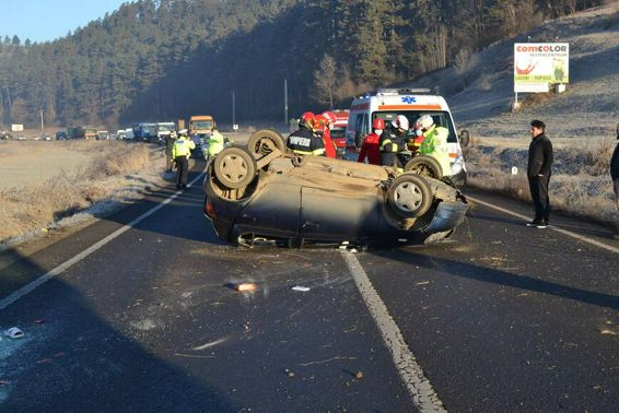 Au extras tanara victima din autoturismul rasturnat pe cupola | imaginea 1