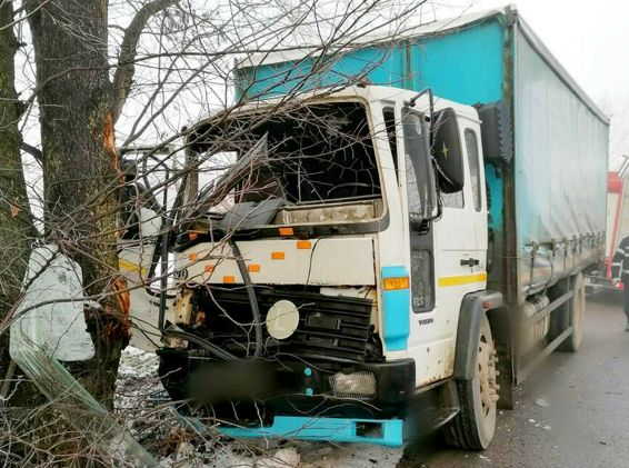 Autocamion intrat intr un copac pasager ramas incarcerat | imaginea 1