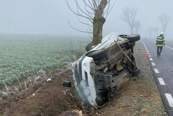 Autoturism rasturnat in afara partii carosabile | imaginea 1