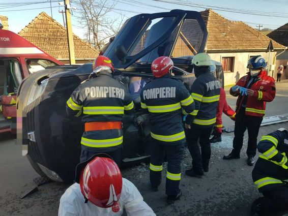Autoturism rasturnat in mijlocul drumului cu doua victime blocate | imaginea 1